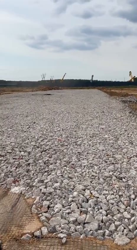 Кадр видео: щебень и выровненная площадка на объекте